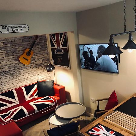 3 Double Bed Brittania Styled Central Home Near Lfc Sleeps 6 With Free Business Super Fast Fibre Broadband Liverpool Exteriér fotografie